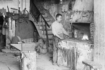 El taller del ferrer: la fornal, l'enclusa i les eines, 1930.