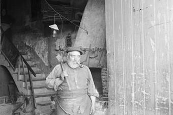 El ferrer, amb davantal i pipa, el 1930.