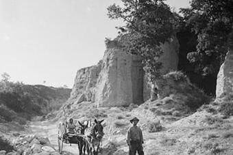 Un carro pel camí entre marges de roca, 1932.