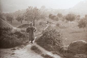 Una pagesa al camí de Cal Rosich, 1929.