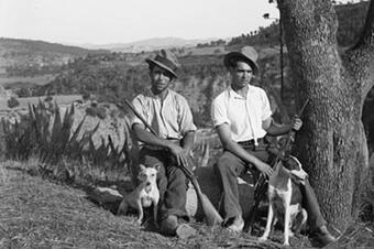 Els caçadors Rosich i Seuba amb els seus gossos, 1932.