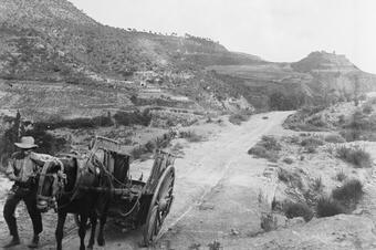 Pagès amb el carro i el mul, 1934.