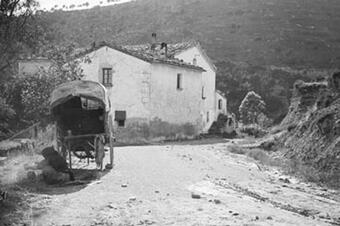 El Ganxo el 1930, amb carros i cotxes a la carretera.