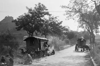 Caravanes aturades a la vora de la carretera, 1931.