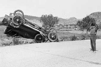 Un nen contempla el cotxe bolcat, 1930.