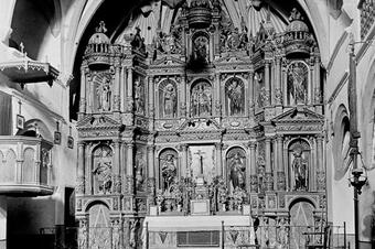 Interior de Sant Pere amb el retaule barroc de l'altar major, 1923.