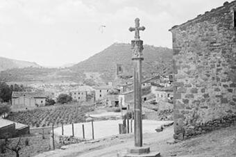 Creu de terme amb el poble i les vinyes al fons, 1926.