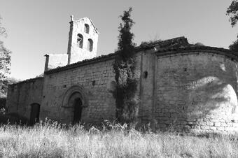 L'absis romànic i l'espadanya de l'ermita, avui.
