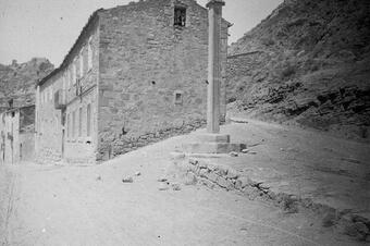 La creu del carrer Major el 1923.