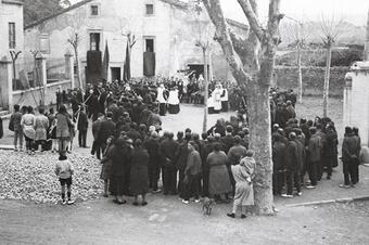 El poble reunit a la plaça de la Font el 1928.