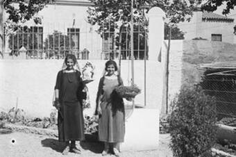 Dues noies vestides de festa a la torre de Josep Marimon, 1924.
