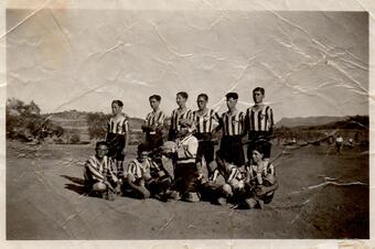 Jugadors de l'U.E. Jorba amb samarretes a ratlles.