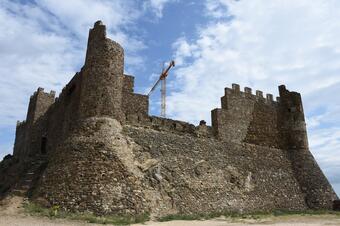Recintes emmurallats i torres del castell de Montsoriu sobre la vall d'Arbúcies