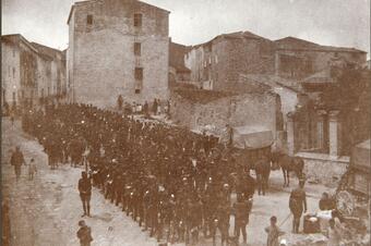 <p>Cap al 1910. Tropes de la Guarnició de Tarragona formades al carrer de França.</p> Memòria en ruta al Catllar – Tropes de la Guarnició de Tarragona formades al carrer de França, cap al 1910