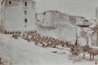 <p>Cap al 1910. Soldats descansant al carrer de França, amb el carro d'intendència.</p> Memòria en ruta al Catllar – Soldats descansant al carrer de França, amb el carro d'intendència, cap al 1910