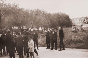Memòria en ruta al Catllar – Escoltant caramelles a la carretera, davant de l'actual centre cultural, 1965