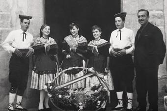 Memòria en ruta al Catllar – Joves amb vestit tradicional al costat de l'alcalde Joan Güell, 1964