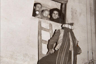 Memòria en ruta al Catllar – Nit de Reis: un patge puja per l'escala a lliurar els regals, 1961