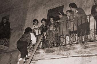 Memòria en ruta al Catllar – Lliurant els regals de Reis al balcó, 1962