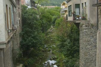 <p>Foto: Puigalder, domini públic, via Wikimedia Commons</p> El riu Brugent al seu pas pel poble de Sant Feliu de Pallerols
