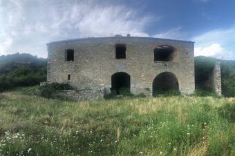 Foto: Adrià-Llobet, CC BY-SA 4.0, via Wikimedia Commons Restes del castell de la Guàrdia al Castellot, les Llosses