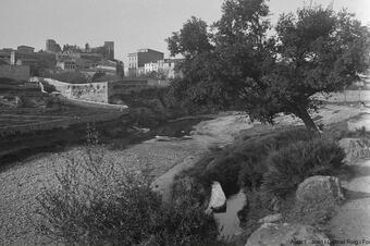 Memòria en ruta al Catllar – Vista parcial del poble entre roques i garrofers, 1923