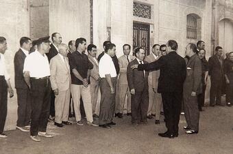 <p>1964. Salutacions a l'arribada del governador civil.</p> Memòria en ruta al Catllar – Salutacions a l'arribada del governador civil, 1964