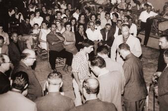 <p>1964. Lliurament de crèdits agrícoles a la sala de la cooperativa.</p> Memòria en ruta al Catllar – Lliurament de crèdits agrícoles a la sala de la cooperativa, 1964