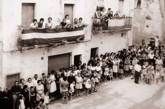 <p>1964. Multitud davant de l'Ajuntament esperant el governador civil.</p> Memòria en ruta al Catllar – Multitud davant de l'Ajuntament esperant el governador civil, 1964