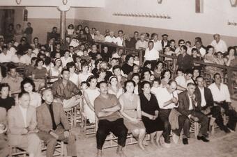 <p>1964. Veïns a la sala de la cooperativa.</p> Memòria en ruta al Catllar – Veïns a la sala de la cooperativa, 1964