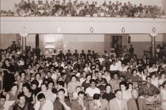<p>1964. Assistents a l'acte a la sala de la cooperativa.</p> Memòria en ruta al Catllar – Assistents a l'acte a la sala de la cooperativa, 1964