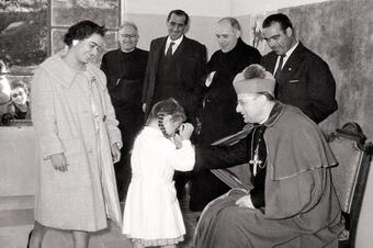 <p>11 de novembre de 1959. El bisbe Castán Lacoma a l'escola.</p> Memòria en ruta al Catllar – El bisbe Castán Lacoma a l'escola, 11 de novembre de 1959