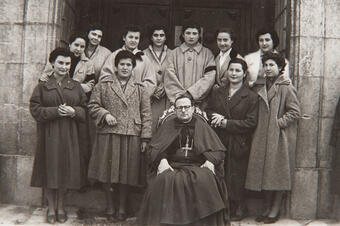 <p>1955. El bisbe a la porta de l'església amb un grup de dones.</p> Memòria en ruta al Catllar – El bisbe a la porta de l'església amb un grup de dones, 1955