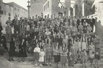 <p>19 de novembre de 1950. Grup de catllarencs a les escales de la Creu dels Caiguts.</p> Memòria en ruta al Catllar – Grup de catllarencs a les escales de la Creu dels Caiguts, 19 de novembre de 1950