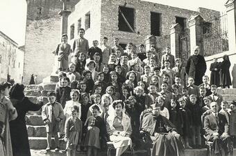 <p>23 de març de 1955. Mestres i escolars amb el bisbe a les escales.</p> Memòria en ruta al Catllar – Mestres i escolars amb el bisbe a les escales, 23 de març de 1955