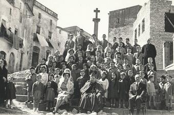 <p>23 de març de 1955. Escolars a les escales de la Creu.</p> Memòria en ruta al Catllar – Escolars a les escales de la Creu, 23 de març de 1955