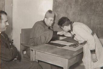<p>1959. Els alumnes besen l'anell del bisbe.</p> Memòria en ruta al Catllar – Els alumnes besen l'anell del bisbe, 1959