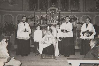 <p>1959. El bisbe a l'altar major.</p> Memòria en ruta al Catllar – El bisbe a l'altar major, 1959