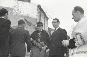 <p>1950. El cardenal saluda la corporació municipal.</p> Memòria en ruta al Catllar – El cardenal saluda la corporació municipal, 1950
