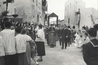 <p>1950. El cardenal es dirigeix a l'altar d'arribada.</p> Memòria en ruta al Catllar – El cardenal es dirigeix a l'altar d'arribada, 1950