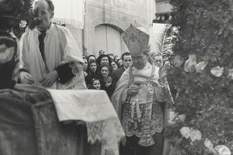 <p>1950. El cardenal revestit de pontifical.</p> Memòria en ruta al Catllar – El cardenal revestit de pontifical, 1950