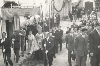 <p>1950. Processó cap a l'església sota el pal·li.</p> Memòria en ruta al Catllar – Processó cap a l'església sota el pal·li, 1950