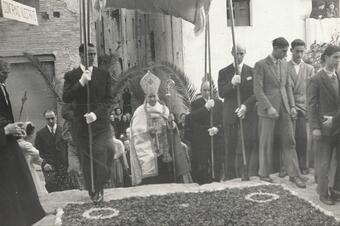 <p>1950. Arribant al replà de l'església.</p> Memòria en ruta al Catllar – Arribant al replà de l'església, 1950