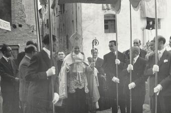 <p>1950. La processó davant de l'església.</p> Memòria en ruta al Catllar – La processó davant de l'església, 1950