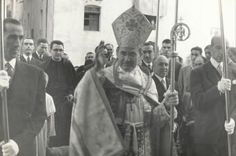 <p>1950. El cardenal beneint els fidels.</p> Memòria en ruta al Catllar – El cardenal beneint els fidels, 1950