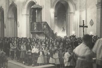 <p>1950. L'interior de l'església ple de gent.</p> Memòria en ruta al Catllar – L'interior de l'església ple de gent, 1950