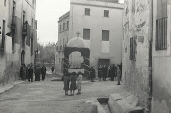 <p>1950. El templet de l'altar d'arribada.</p> Memòria en ruta al Catllar – El templet de l'altar d'arribada, 1950