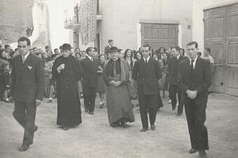 <p>1950. La comitiva pel carrer Prat de la Riba.</p> Memòria en ruta al Catllar – La comitiva pel carrer Prat de la Riba, 1950