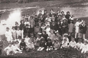 Memòria en ruta al Catllar – Grup escolar amb la mestra Dª Júlia, 1924
