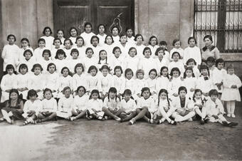 Memòria en ruta al Catllar – Grup escolar amb la mestra Mercè Vallverdú, 1936